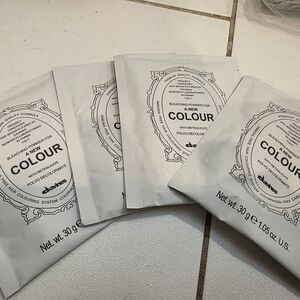 Davines Bleaching Powder Sachets in White
